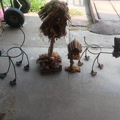 2 IRON CAT PLANT HOLDERS AND 2 BIRD HOUSES
