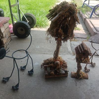 2 IRON CAT PLANT HOLDERS AND 2 BIRD HOUSES