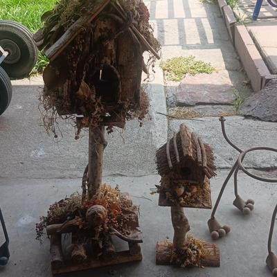 2 IRON CAT PLANT HOLDERS AND 2 BIRD HOUSES