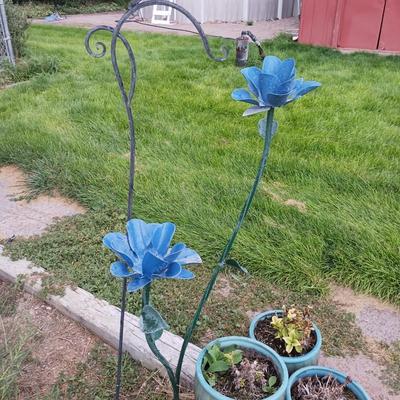 STEEL STAKED FLOWERS, SHEPHERDS HOOK AND 4 FLOWER POTS