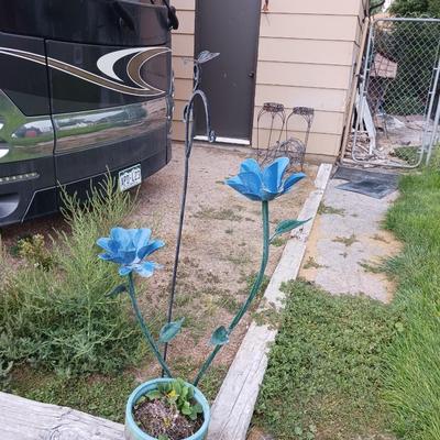 STEEL STAKED FLOWERS, SHEPHERDS HOOK AND 4 FLOWER POTS