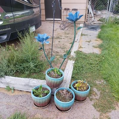 STEEL STAKED FLOWERS, SHEPHERDS HOOK AND 4 FLOWER POTS