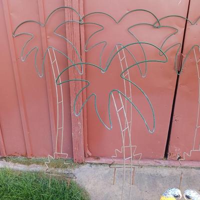 6 STAKED PALM TREES AND METAL PARROTS