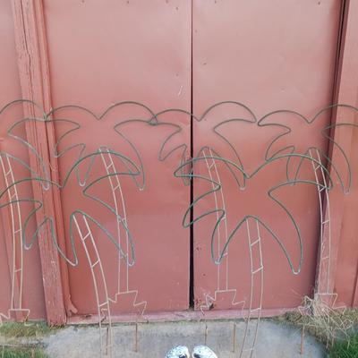 6 STAKED PALM TREES AND METAL PARROTS
