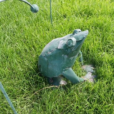 2 STAKED COUNTER WEIGHTED BUTTERFLIES AND A CEMENT FROG