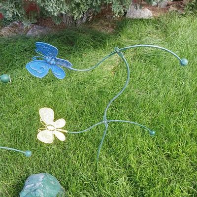 2 STAKED COUNTER WEIGHTED BUTTERFLIES AND A CEMENT FROG