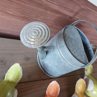 GALVANIZED WATERING CAN AND 4 HEAVY BIRDS