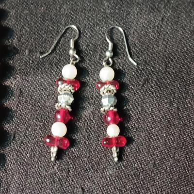 2 FAUX PEARL NECKLACES, EARRINGS AND BROOCH