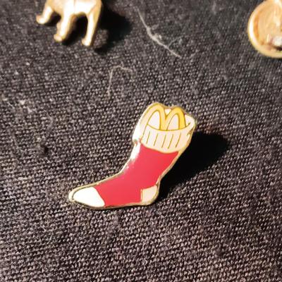 PRINCE ALBERT TIN, VARIOUS PINS AND A KEYCHAIN