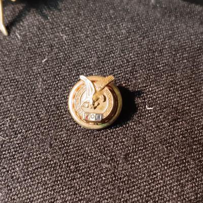 PRINCE ALBERT TIN, VARIOUS PINS AND A KEYCHAIN
