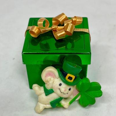 Hallmark 1981 St. Patrick's Day Mouse in Irish Dress Holding Shamrock signed and dated in green box