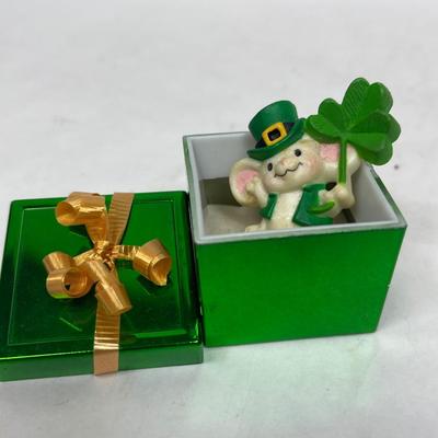 Hallmark 1981 St. Patrick's Day Mouse in Irish Dress Holding Shamrock signed and dated in green box