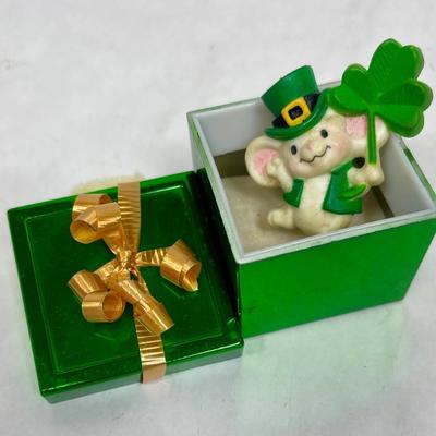 Hallmark 1981 St. Patrick's Day Mouse in Irish Dress Holding Shamrock signed and dated in green box