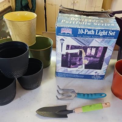 10 PATH LIGHT SET AND VARIOUS CONTAINERS
