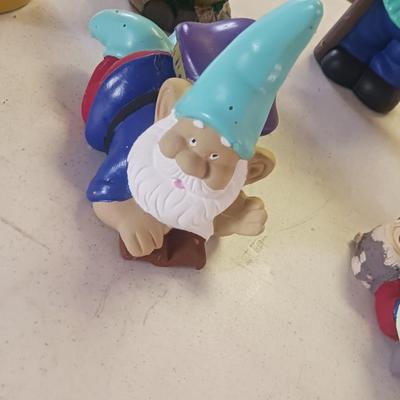 GNOMES AND OTHER FIGURES PLUS 2 FLOWER POTS