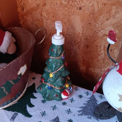 3 METAL BASKETS, SHAKERS AND MORE