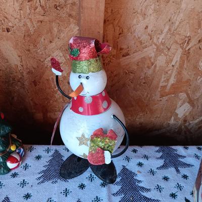3 METAL BASKETS, SHAKERS AND MORE