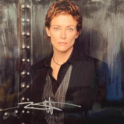 Leslie Hope signed photo