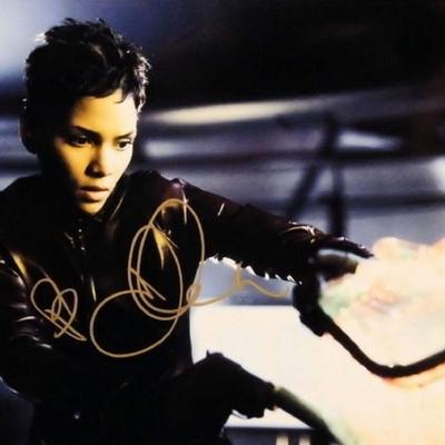 Halle Berry signed movie photo 