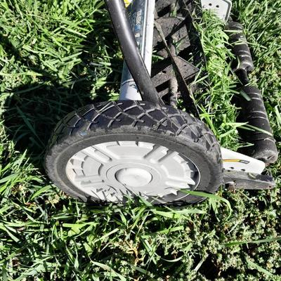 Wonderful working Task Force 16 in. push mower