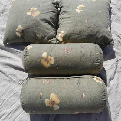 Four nice Throw pillows with zippered cases