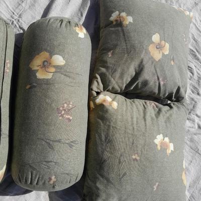Four nice Throw pillows with zippered cases