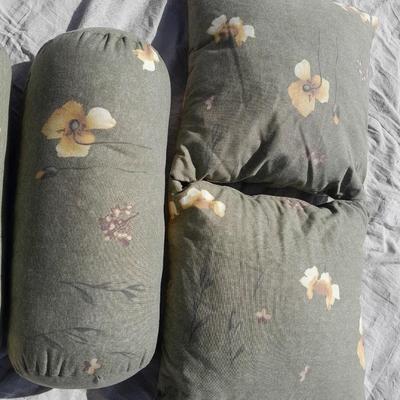 Four nice Throw pillows with zippered cases