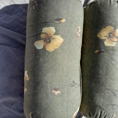 Four nice Throw pillows with zippered cases