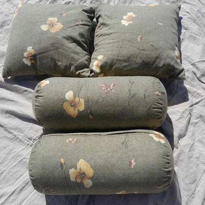 Four nice Throw pillows with zippered cases