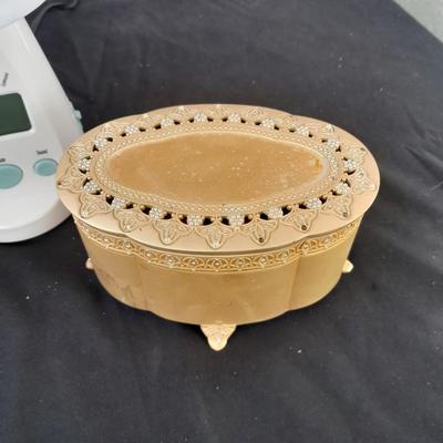 Brand new AVON wellness lamp / nightlight with musical Jewlery box and wicker decorative box