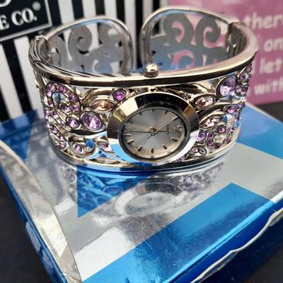 Gifts for mom - Moms are super special! Watch - picture frame water globe - heart with arrows