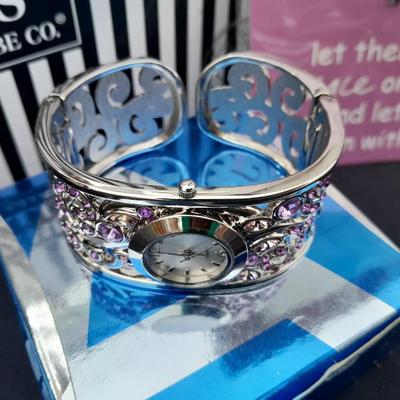 Gifts for mom - Moms are super special! Watch - picture frame water globe - heart with arrows