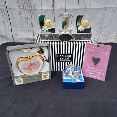 Gifts for mom - Moms are super special! Watch - picture frame water globe - heart with arrows