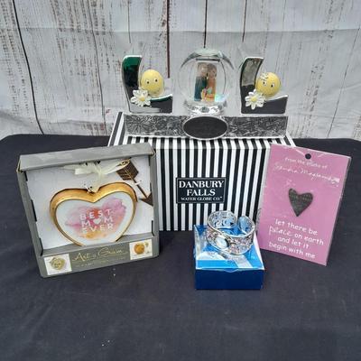 Gifts for mom - Moms are super special! Watch - picture frame water globe - heart with arrows