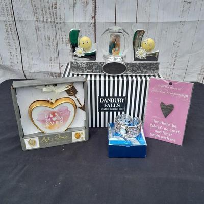 Gifts for mom - Moms are super special! Watch - picture frame water globe - heart with arrows