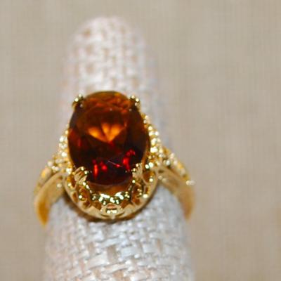 Size 7½ Oval Brown & Amber Stone Ring on a 4 Prong Nest Setting with a Gold Tone Band (4.2g)
