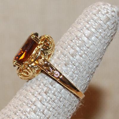 Size 7½ Oval Brown & Amber Stone Ring on a 4 Prong Nest Setting with a Gold Tone Band (4.2g)