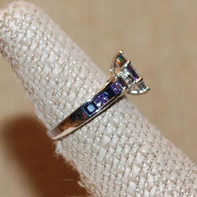 Size 7½ Marquise Cut Iridescent Colored Main Stone with Side Accent Square Stones on a Silver Tone Band (3.5g)