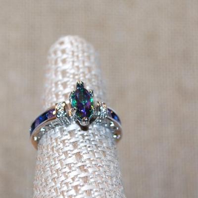 Size 7½ Marquise Cut Iridescent Colored Main Stone with Side Accent Square Stones on a Silver Tone Band (3.5g)