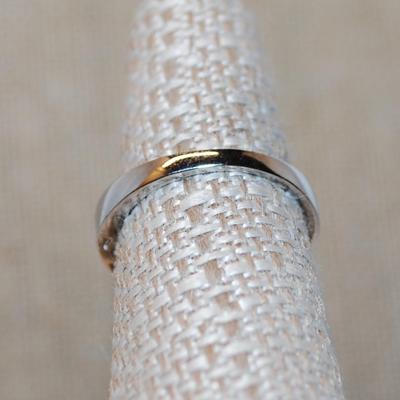Size 7½ Marquise Cut Iridescent Colored Main Stone with Side Accent Square Stones on a Silver Tone Band (3.5g)