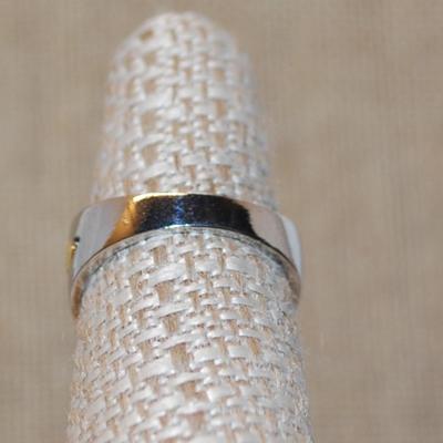 Size 7¼ Marked .925 Green Trillion Cut Main Stone Ring with 2 Tone Accent on a Silver Band (4.2g)