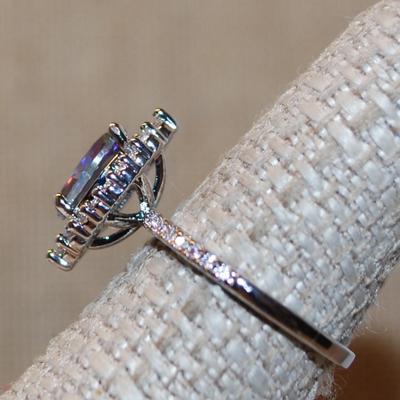 Size 7¼ Oval Iridescent Main Stone Ring with Marquise Style Accent Setting on a Silver Tone Band (3.5g)