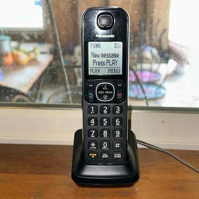 PANASONIC 4 HANDSET CORDLESS PHONE WITH VOICE MAIL