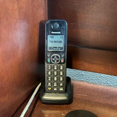 PANASONIC 4 HANDSET CORDLESS PHONE WITH VOICE MAIL