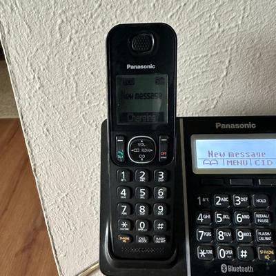 PANASONIC 4 HANDSET CORDLESS PHONE WITH VOICE MAIL
