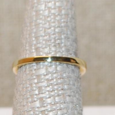 Size 10¼ Deep Green Stone Ring on a 4 Prong Nest Setting with a Gold Tone Band (4.6g)