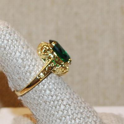 Size 10¼ Deep Green Stone Ring on a 4 Prong Nest Setting with a Gold Tone Band (4.6g)