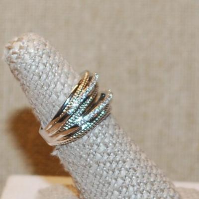 Size 7 Layered Overlapping "Ropes & Stones" Style Ring on a Silver Tone Band (6.4g)