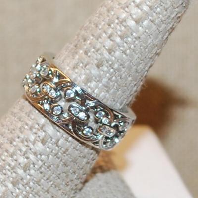 Size 9 Hollowed Infinity Style Setting with Clear Stone in "Circles & Ovals" on a Silver Tone Band (5.0g)