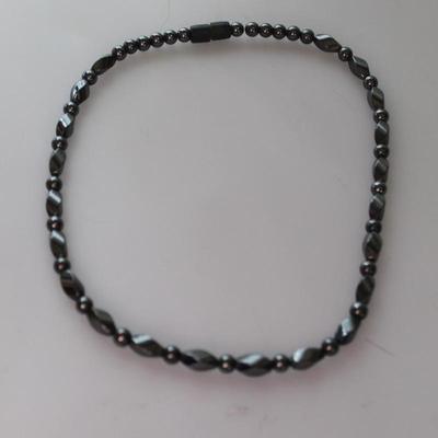 Magnetic stone nectlace